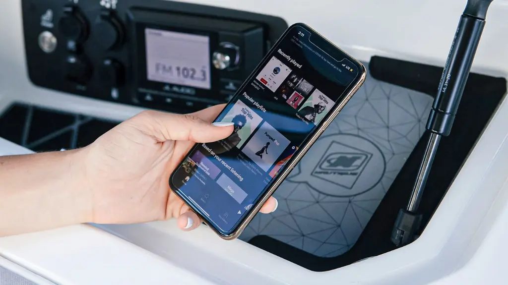 upload-Wireless_Charging-SC-CW-07F-Scanstrut_SC-CW-07F_10W__ROKK_Wireless_Installed_4_web._m0_w1366_h768_c1_b__pcenter_q80_.webp