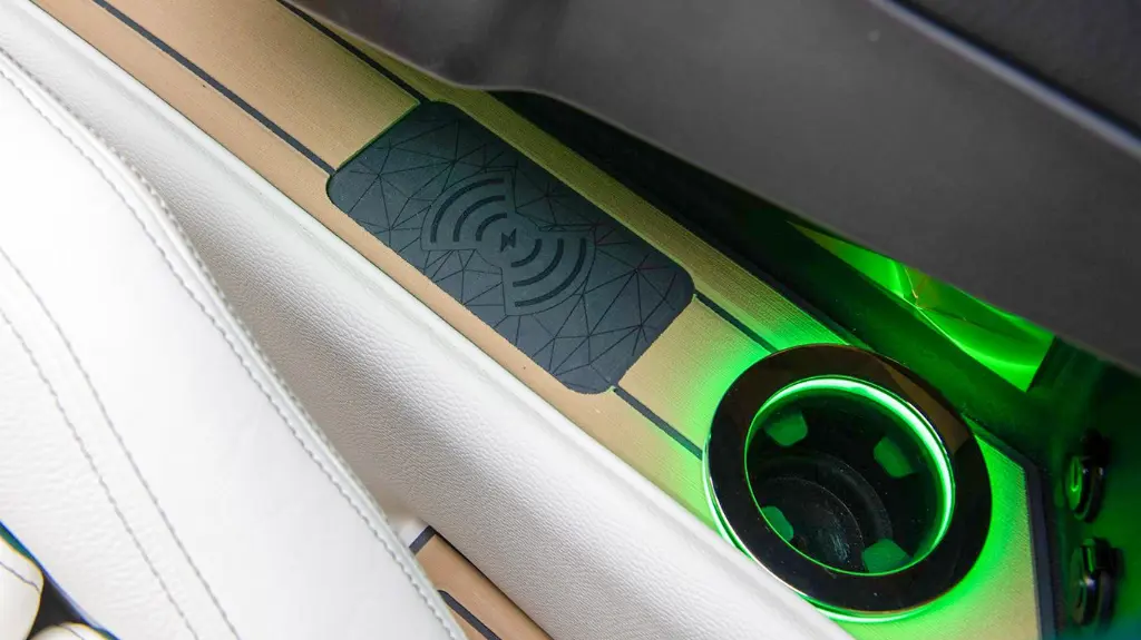upload-Wireless_Charging-SC-CW-07F-Scanstrut_SC-CW-07F_10W__ROKK_Wireless_Installed_2_web._m0_w1366_h768_c1_b__pcenter_q80_.webp