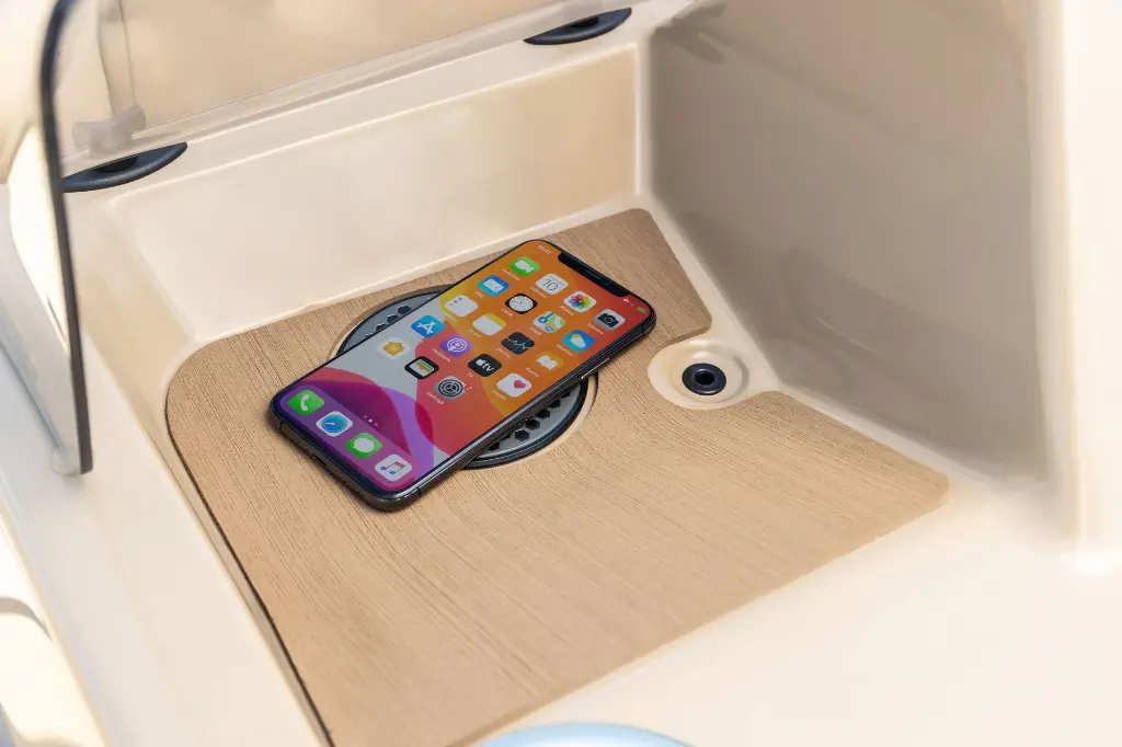 upload-Wireless_Charging-SC-CW-02F-Scanstrut_ROKK_Wireless_-_Surface_10W_SC-CW-02F._m0_w5472_h3648_c1_b__pcenter_q80_.webp