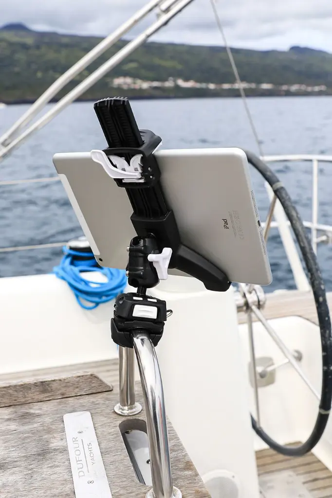 upload-Personal_Electronic_Mounts-RLS-508-402-Scanstrut-ROKK-Mini-Tablet-Mount-Kit-Sailing_3_web._m0_w900_h1350_c1_b__pcenter_q80_.webp