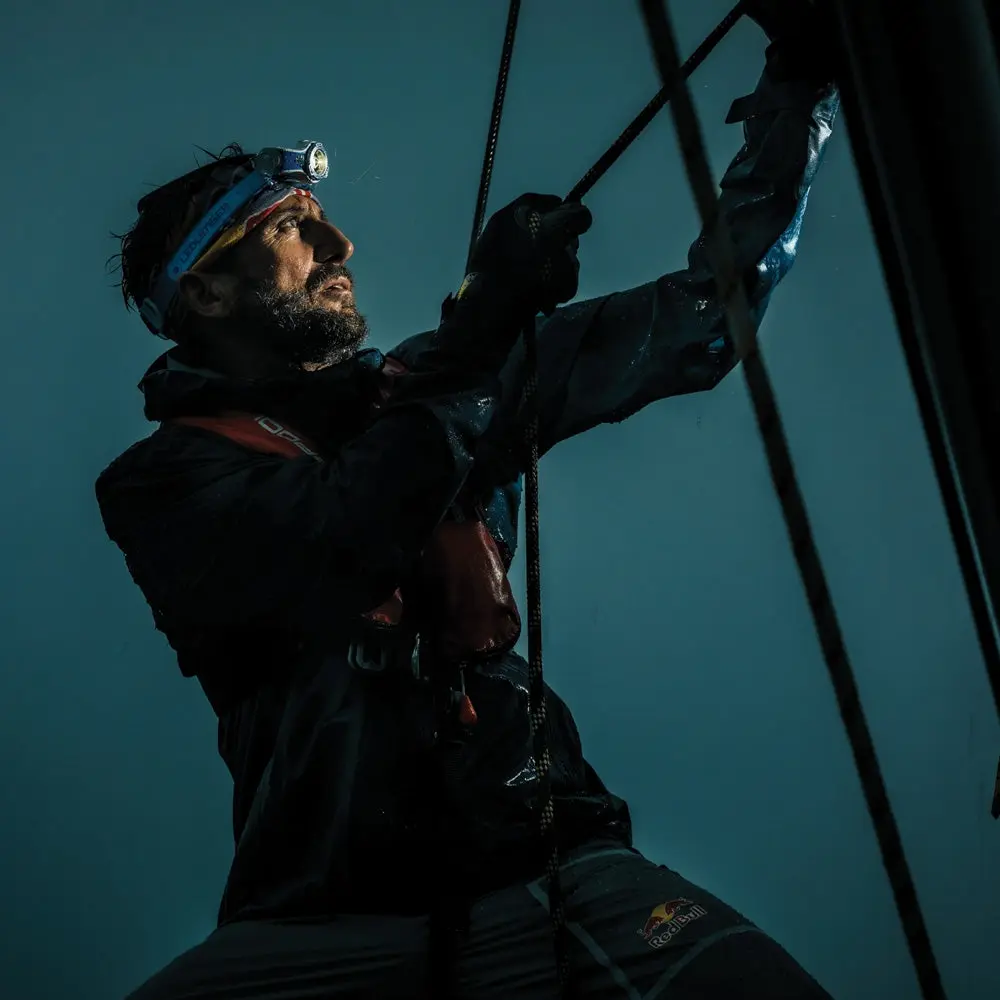 led-lenser-mh11-action-climbing_1024x@2x.webp